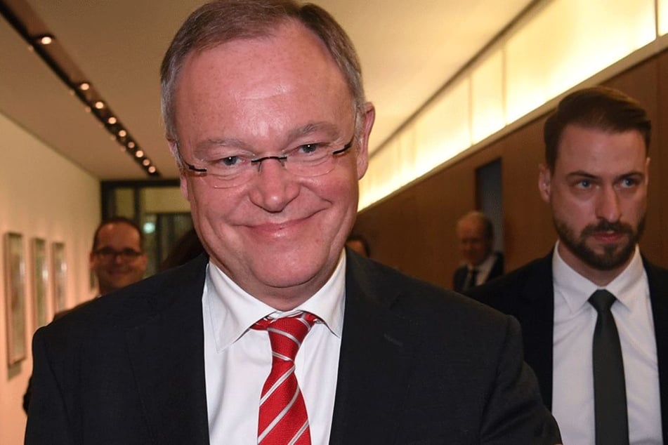Stephan Weil (58, SPD) freut sich über die ersten Hochrechnungen.