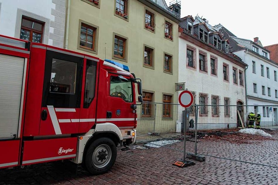 Weil immer noch Gebäudeteile abstürzen können, war die Akazienstraße auch Montag noch gesperrt.