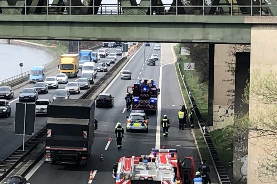 Auf der Straße kommt es während der Arbeiten an der Einsatzstelle zu massiven Einschränkungen im Verkehr.
