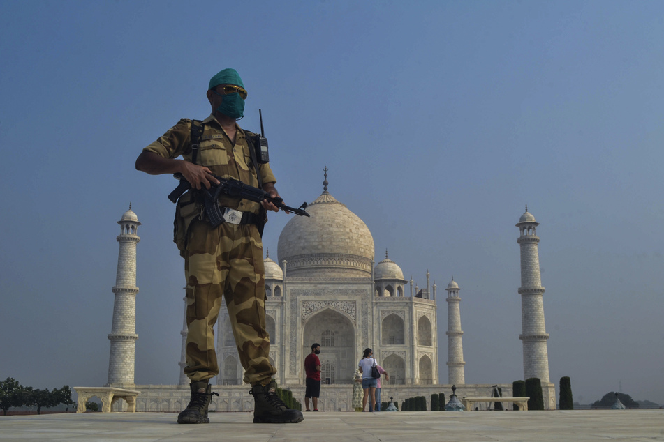 Ein paramilitärischer Soldat patroulliert vor dem Taj Mahal. Ein Anrufer drohte, das Unesco-Weltkulturerbe in die Luft zu sprengen. (Archivbild)