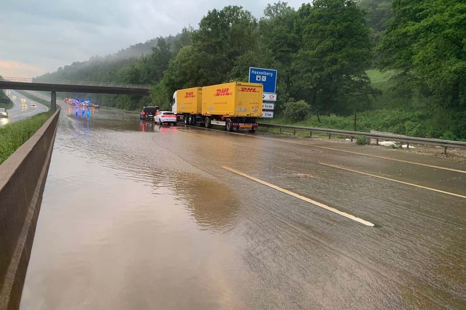 Bis zu 80 Zentimeter tief stand der Streckenabschnitt der A7 bei Homberg (Efze) in Schlamm und Wasser.