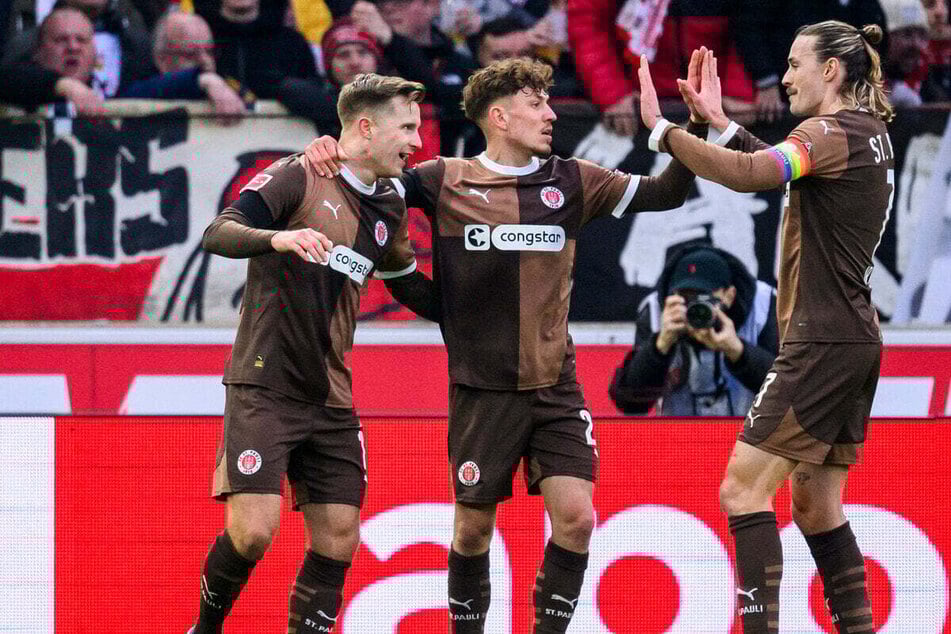 Johannes Eggestein (27, l.) muss den FC St. Pauli nach drei Jahren verlassen.