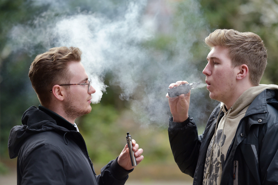 Auch Dampfer und E-Zigaretten dürfen nicht mehr im öffentlichen Raum geraucht werden. (Symbolbild)