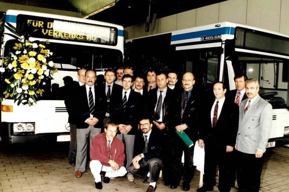 Ein Erinnerungsfoto von der Bus-Übergabe 1992 im Werk Mannheim. Frank Stecher (knieend re.) war vor 25 Jahren dabei.