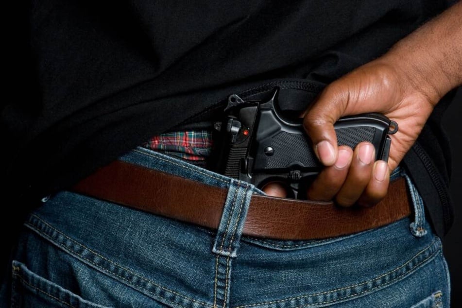 Zeugen riefen die Polizei, weil ein Mann in Altchemnitz mit einer Schusswaffe hantierte. (Symbolbild)