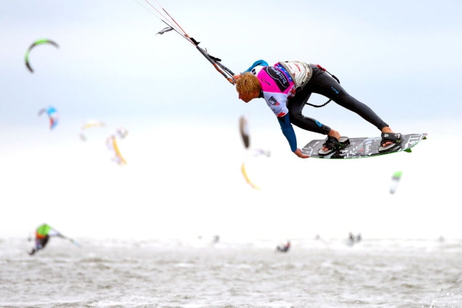 Ein Kitesurfer zeigte am Nordseestrand von St.Peter-Ording, sein Können.