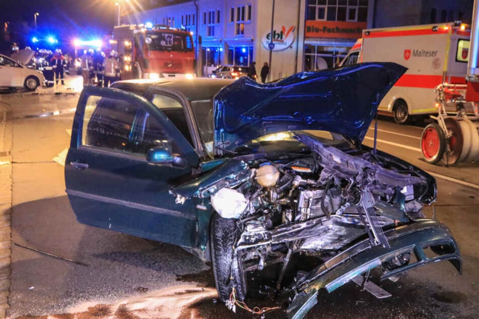 Der Mann raste ungebremst in ein stehendes Taxi.