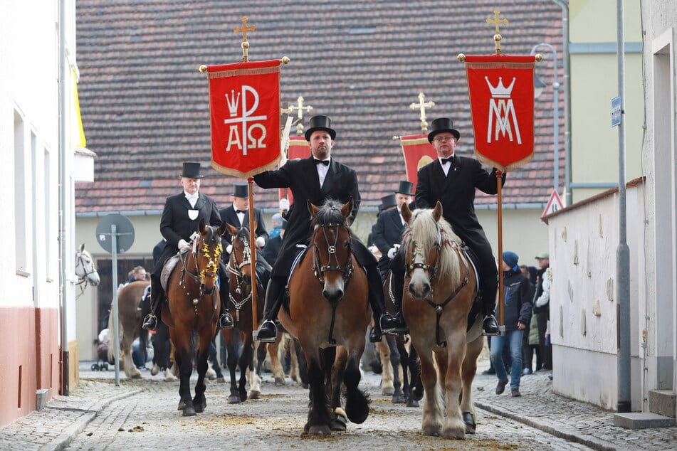 Malheur beim Osterreiten in Sachsen: Pferd verletzt Mädchen (14)