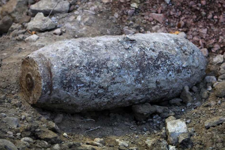 Eine Weltkriegsbombe liegt in einer Baustelle. (Archivbild)