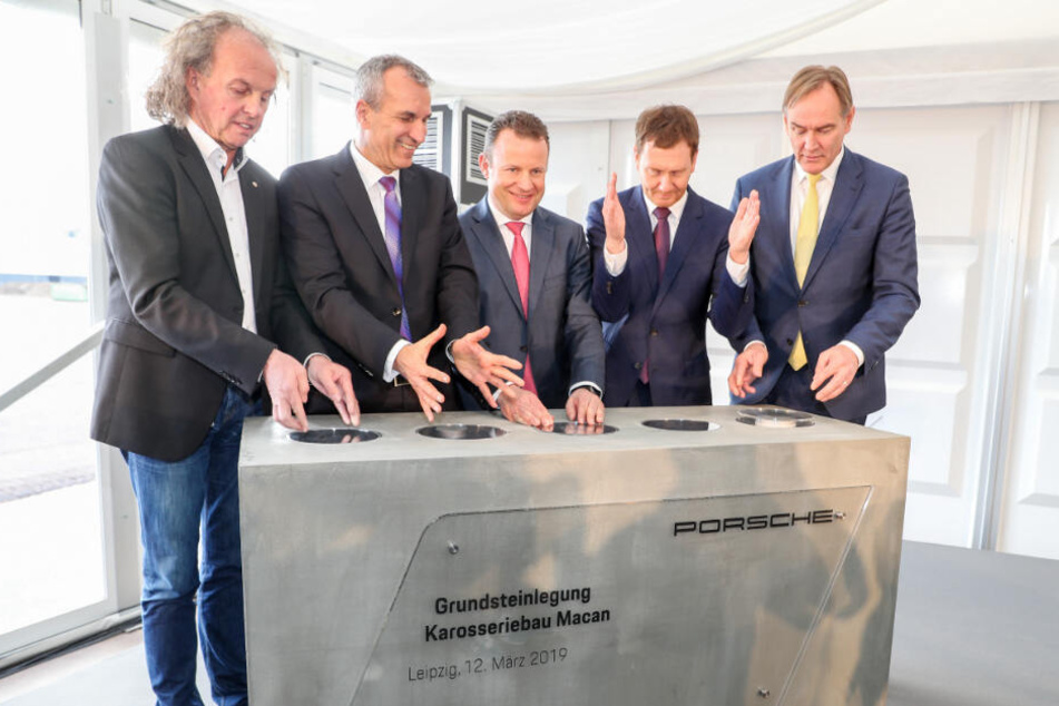Legten den Grundstein für die Porsche-Werkserweiterung (v.l.n.r.): Betriebsrats-Chef Knut Lofski, Produktionsvorstand Albrecht Reimold, Werksleiter Gerd Rupp, Ministerpräsident Michael Kretschmer (CDU), und OB Burkhard Jung (SPD).