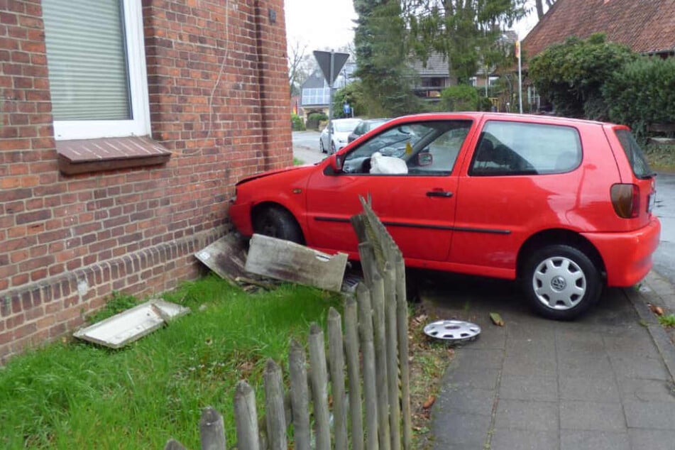 Das Auto kam erst an einer Hauswand zum Stehen.