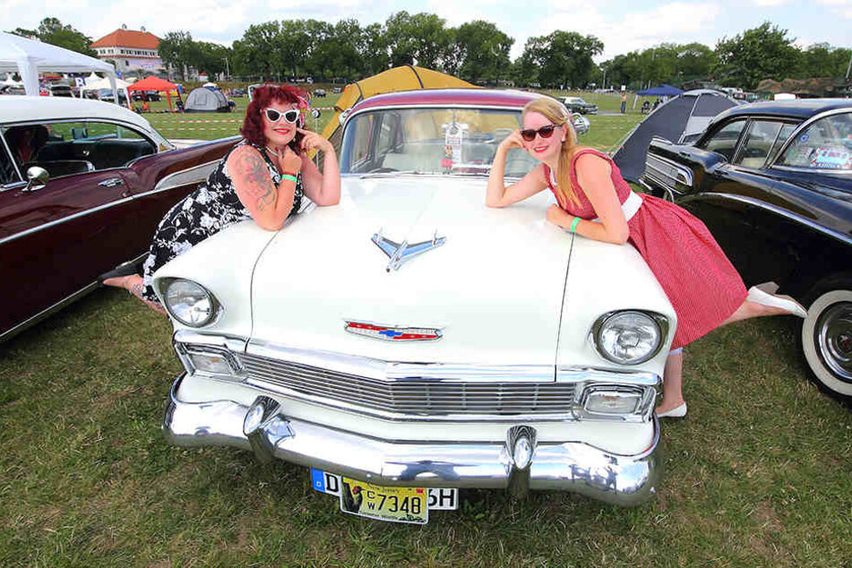 Schicke Cadillacs en masse: Rund 70 der Oldtimer fahren am Freitag durch Dresden.