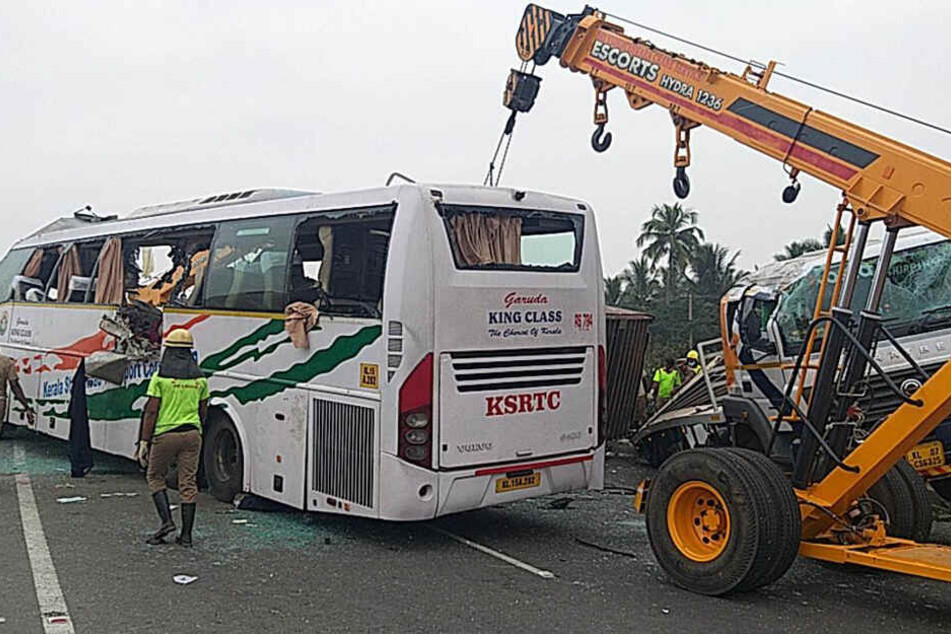 Bergungskräfte arbeiten am Wrack eines Busses. Das Fahrzeug war auf einer Straße im Gebiet Avinashi im Bezirk Tiruppur mit einem Lastwagen kollidiert.
