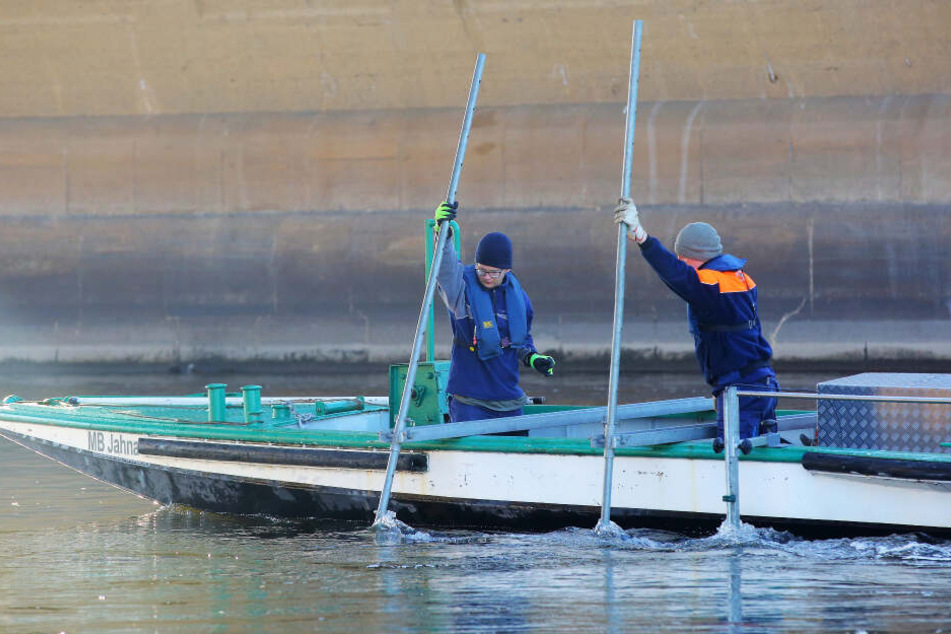 Mit dem Peilrahmen durchpflügten die WSA-Mitarbeiter das Wasser nach dem Steinquader.