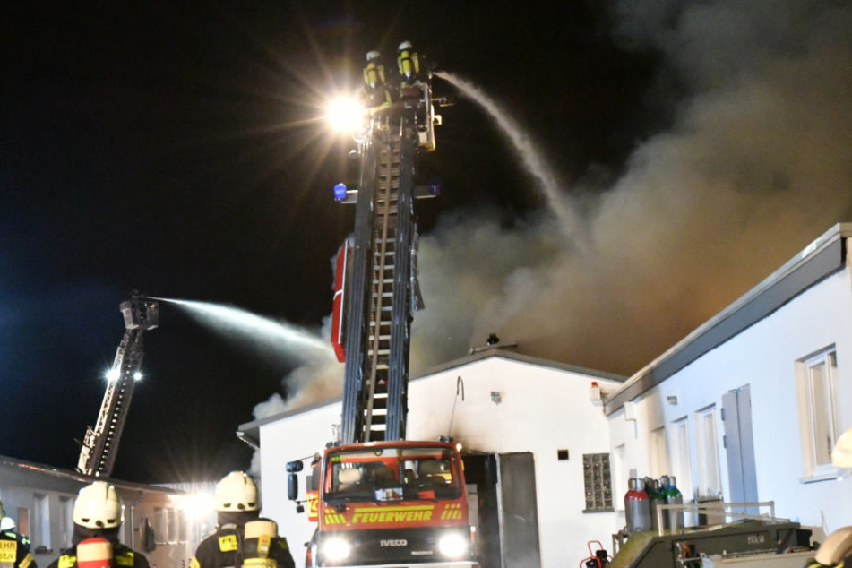 Die Feuerwehr brachte das Feuer unter Kontrolle.