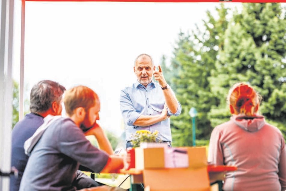 Der Spitzenkandidat ist zurzeit jeden Tag unterwegs in Sachsen, hier mit seinem Team in Lohmen.