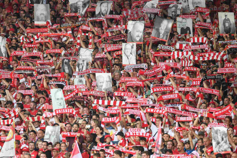 Endlich dabei: Union-Fans konnten ein Banner mit Bildern gestorbener Angehöriger anfertigen lassen.