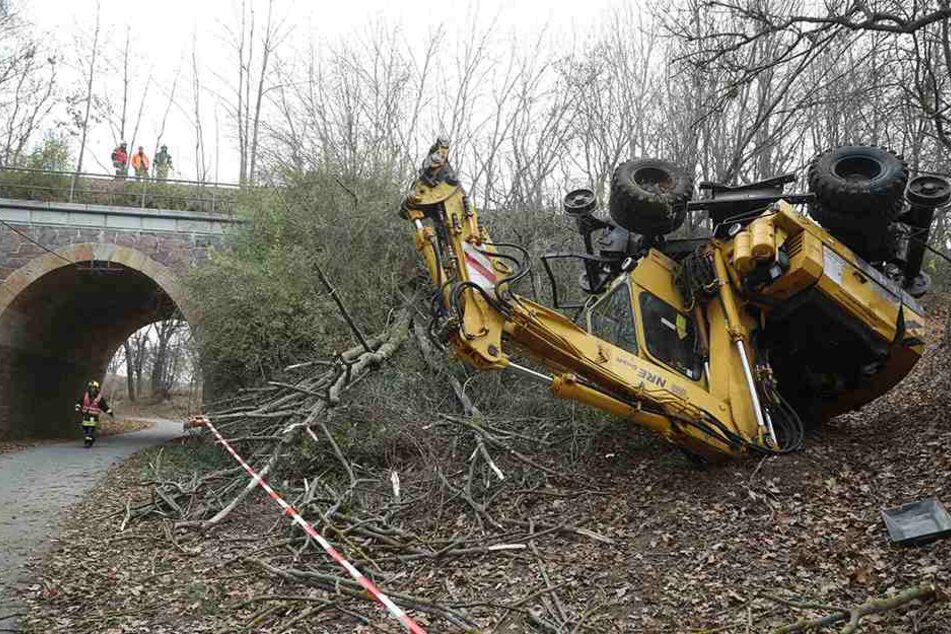 Der Bagger muss jetzt aufwendig geborgen werden.