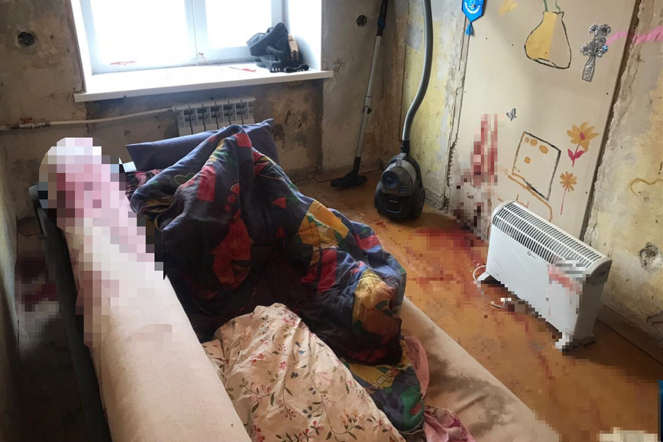 Blut an Möbeln und Wänden in einem der Zimmer.