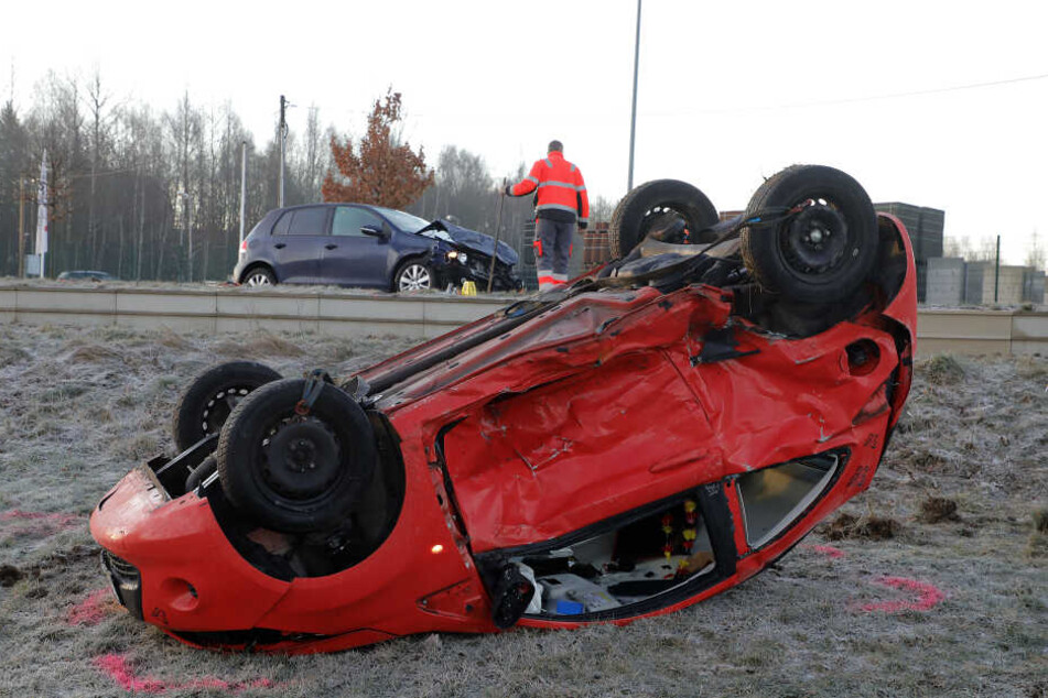 Der Ford blieb nach dem Crash auf dem Dach liegen.