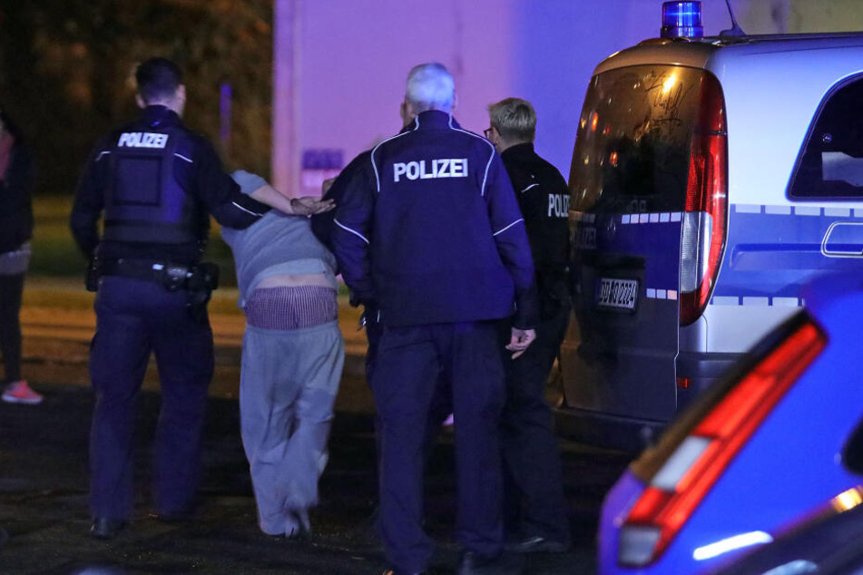 Polizisten führten einen Mann ab.