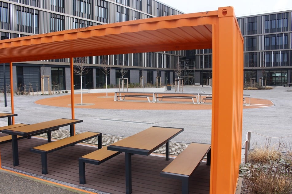 Mit Sitzbänken und Tischen versehen lässt sich hier die Pause verbringen oder auch Unterricht im Freien abhalten.