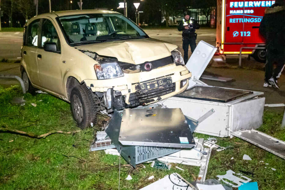Das Auto bretterte in einen Stromkasten.