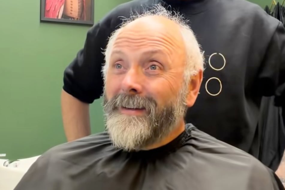 Ty (61) quería saber cómo se vería hoy después de décadas sin cabello completo.