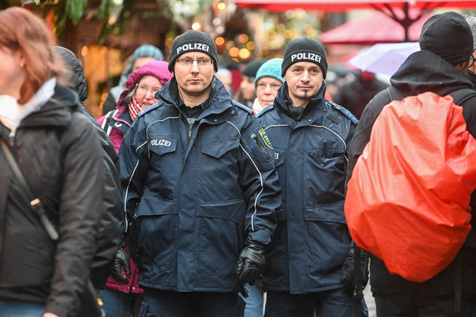 Andre Bolz (38, l.) und Thomas Paul (39) laufen Streife. Zehn Polizisten sind täglich auf den Märkten unterwegs.