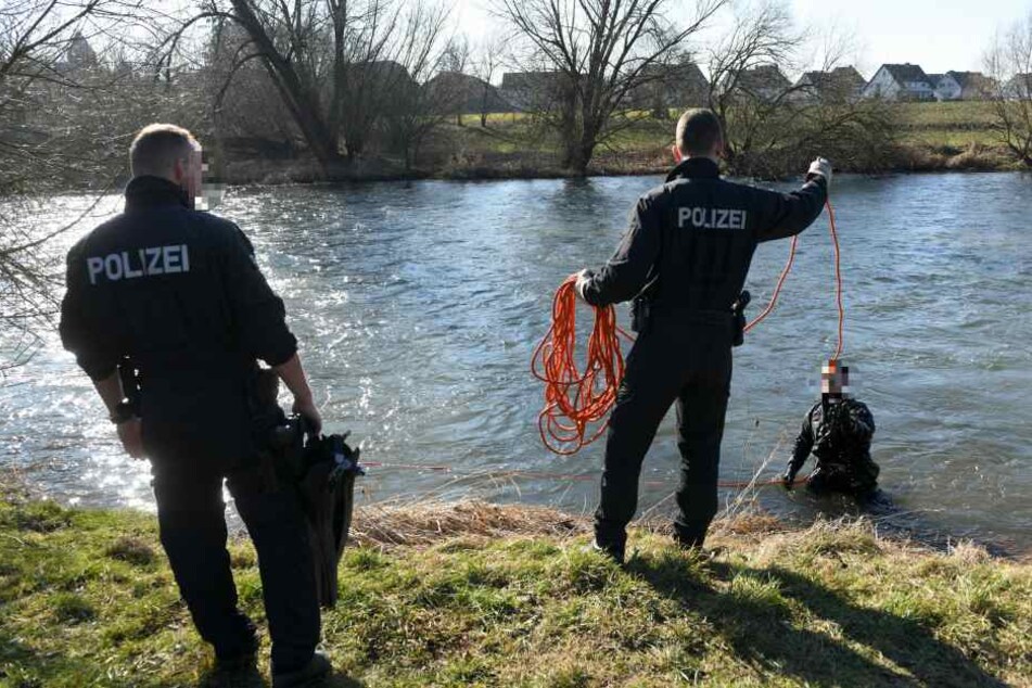 Polizisten suchen das Ufer der Fulda ab.