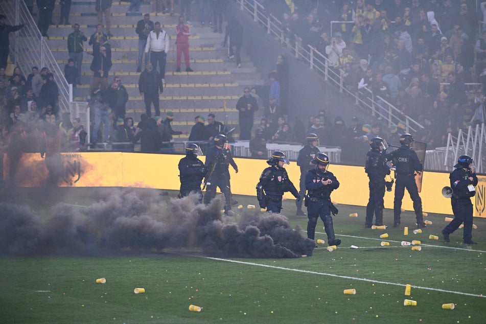 Skandalszenen in Nantes: Nach Rauchbombenwürfen und einem Platzsturm musste die Partie zwischen dem FC Nantes und Toulouse FC schließlich abgebrochen werden.