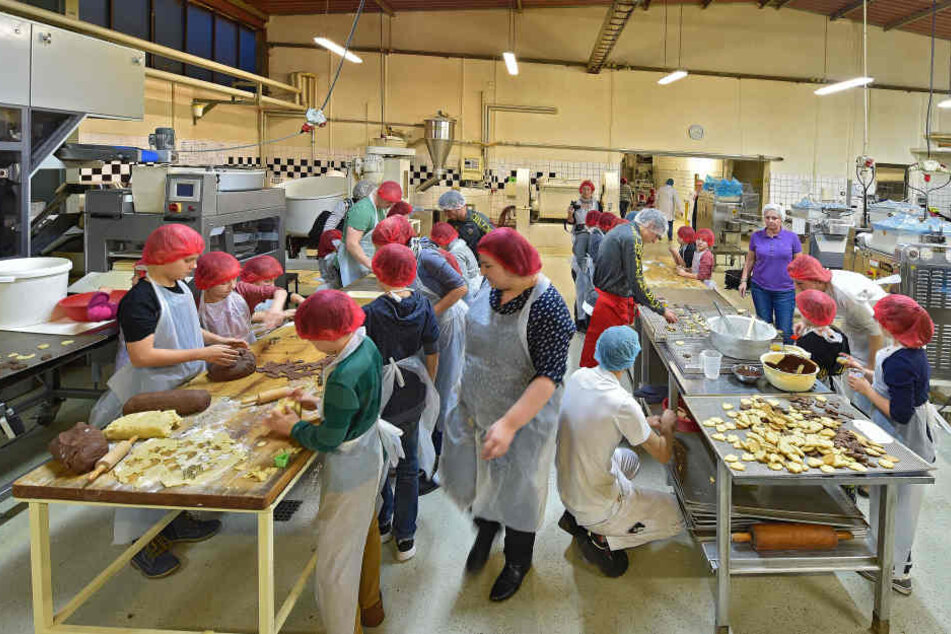Viel los war am Dienstag in der Weihnachtsbäckerei.