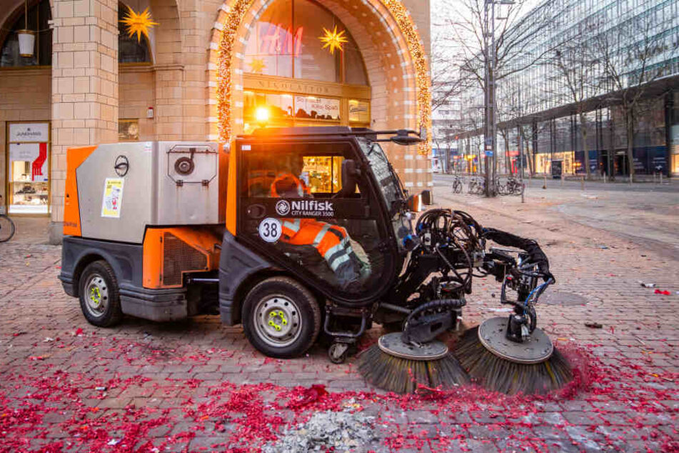 Kehrmaschinen beseitigten die letzten Reste der Silvesternacht.