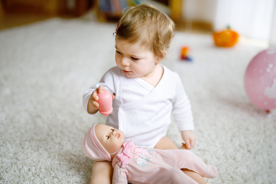 Ob Jungen oder Mädchen - das Spielen mit Puppen regt im Gehirn einen Bereich für soziale Verarbeitung an.