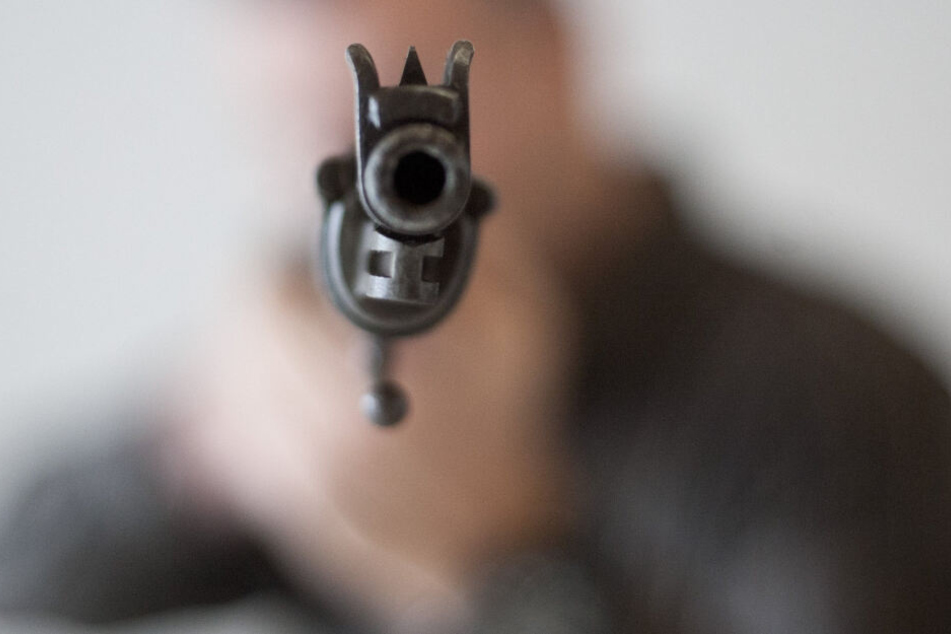 Die Polizei fand das Luftgewehr griffbereit auf dem Beifahrersitz des Mannes. (Symbolbild)