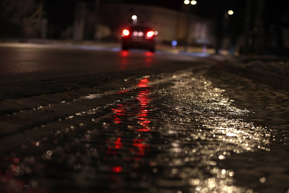 Eine dünne Eisschicht zieht sich über eine Straße in Kaufbeuren.