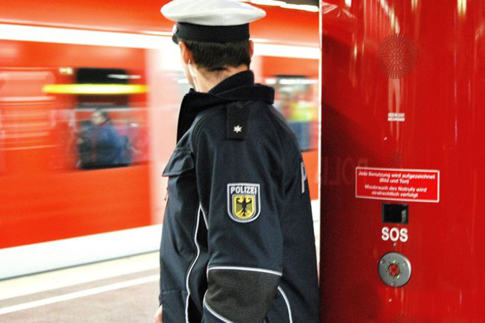 Während die S-Bahn einfährt: Passanten retten Mann aus Gleisbett
