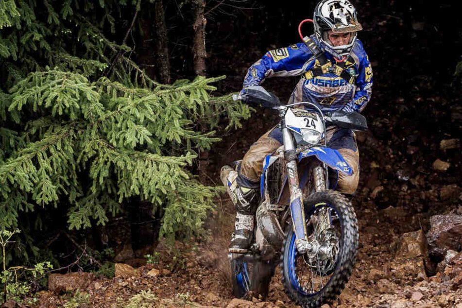 Einer der beiden Motocross-Fahrer wurde von dem Auto überfahren. (Symbolbild)