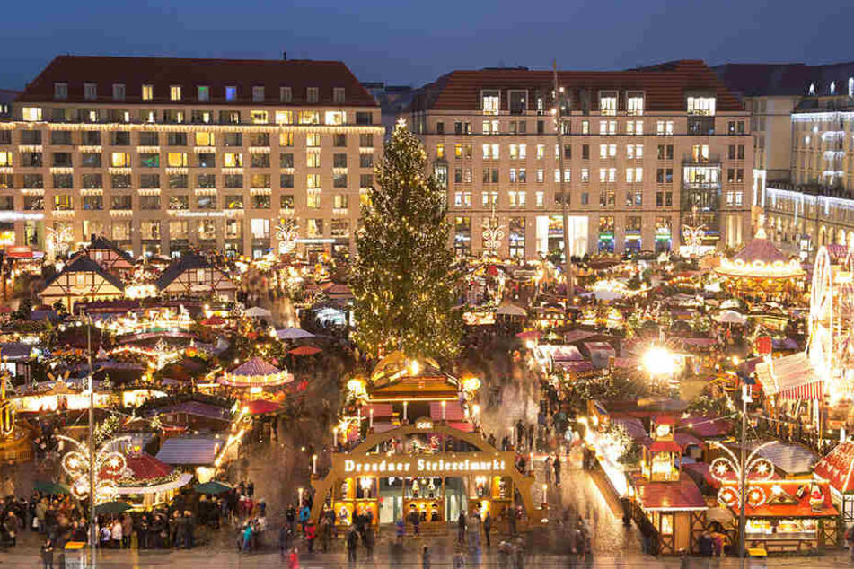 Hell erleuchtet sind die Verkaufsstände auf dem Striezelmarkt in Dresden.