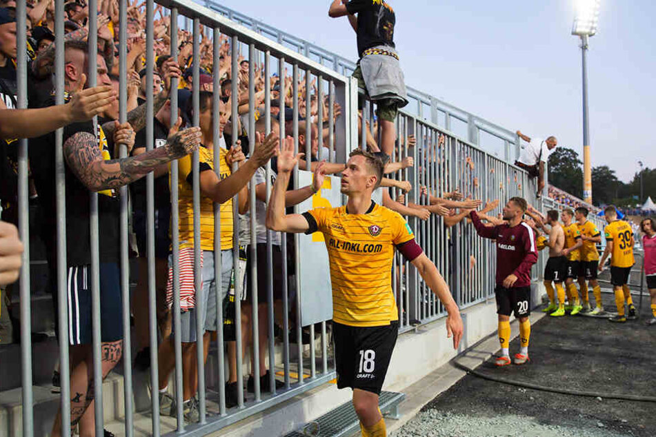 Jannik Müller nach dem Spielschluss bei den Fans. Den Punkt nahmen alle gern mit nach Dresden, auch wenn es ein Dreier hätte sein müssen.