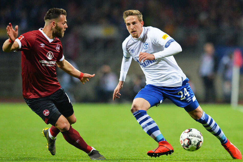 Nürnbergs Eduard Löwen im Duell mit Schalkes Bastian Oczipka (r.).