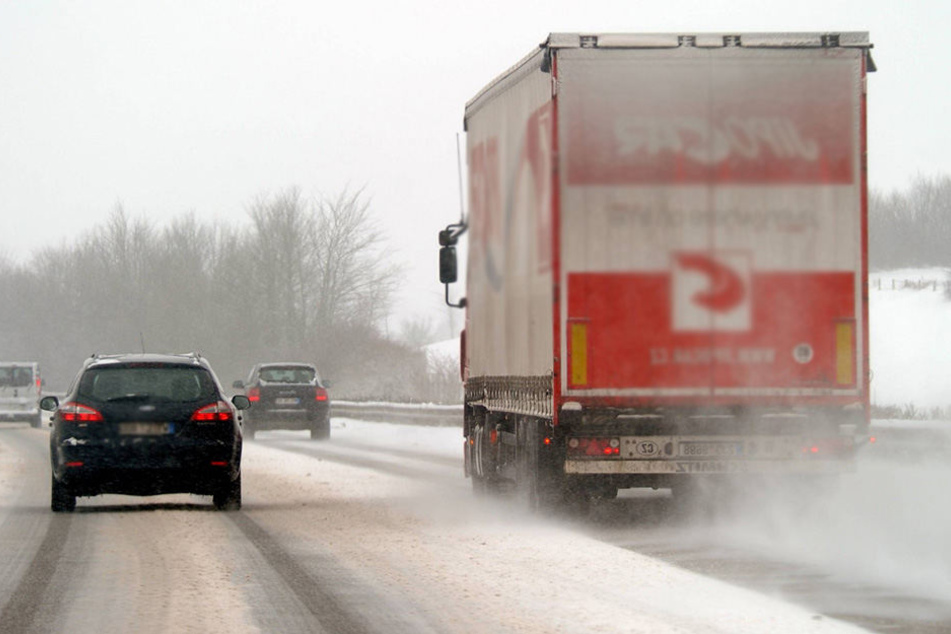 Die Eisplatte fiel von einem Lkw runter. (Symbolbild)