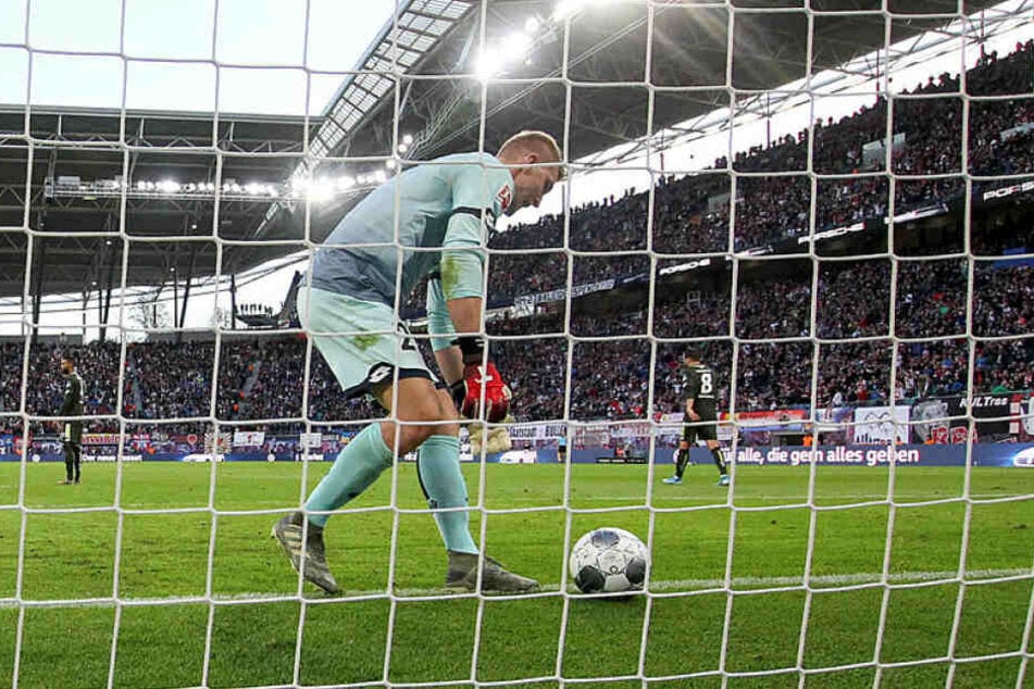 War nicht zu beneiden: Mainz-Schlussmann Robin Zentner musste in der Red Bull Arena achtmal hinter sich greifen.
