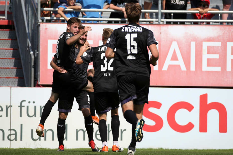 Die Zwickauer feiern das Tor zum 1:0.