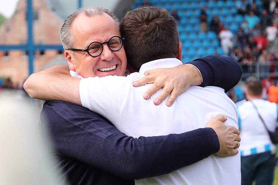 Insolvenzverwalter Klaus Siemon (l.) umarmt Sportdirektor Thomas Sobotzik.