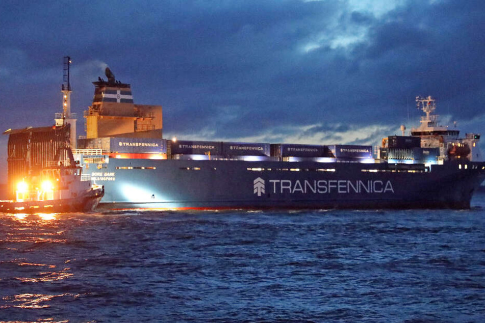 Zwei Schlepper konnten den Frachter befreien und zu einem Liegeplatz schleppen.