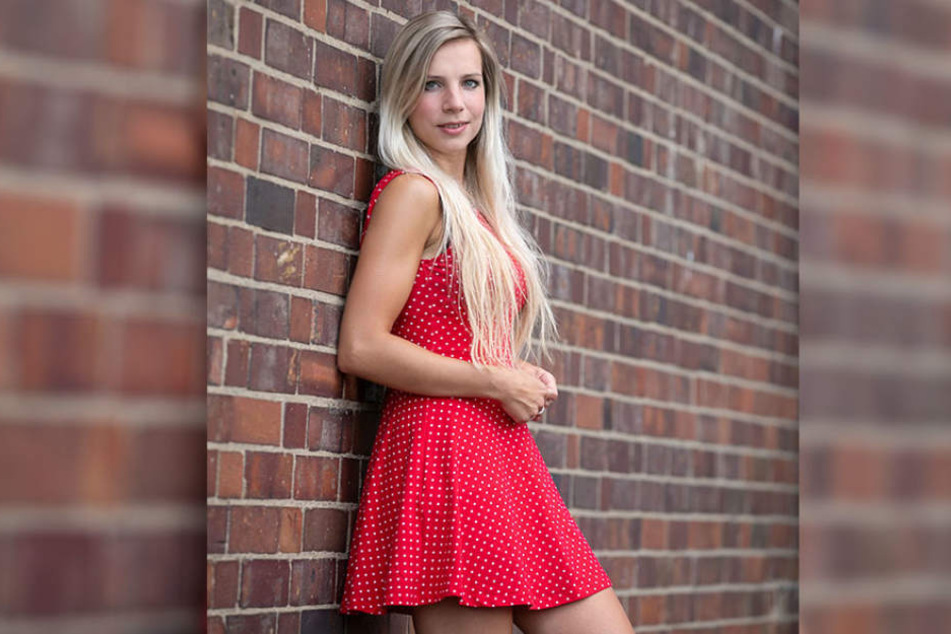 Sommerkleidchen, blondes Haar - Sophia Venus (24) verzaubert schon, da hat sie noch gar nicht gesungen.