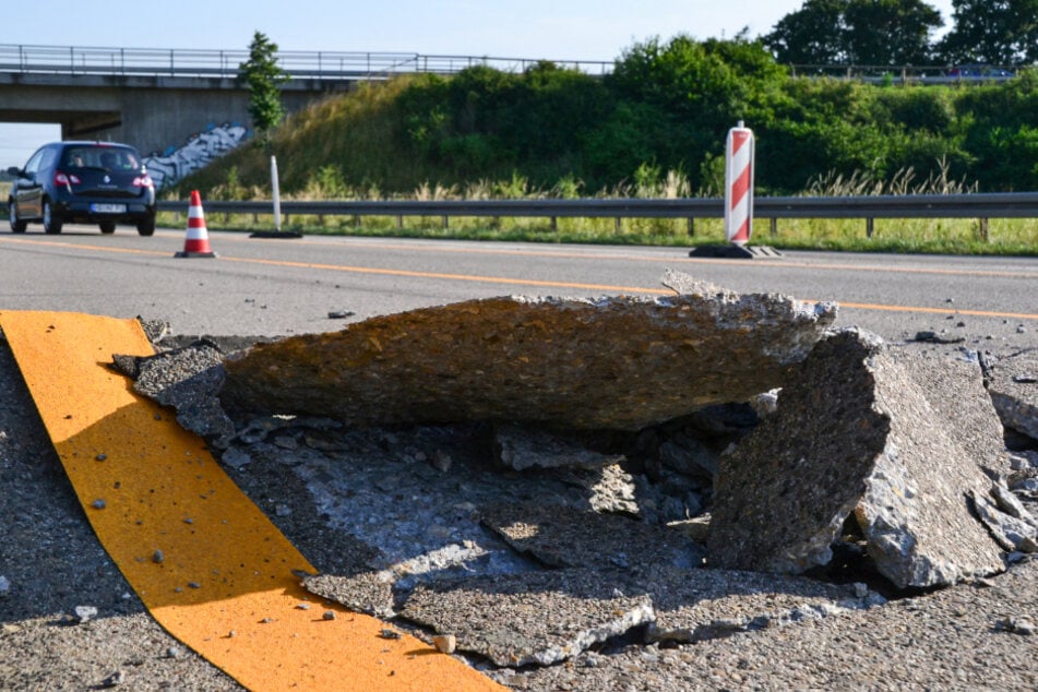 Auf der A7 bei Bad Fallingbostel in Niedersachsen ist am Samstag der Asphalt wegen der extremen Hitze aufgeplatzt. (Symbolfoto)