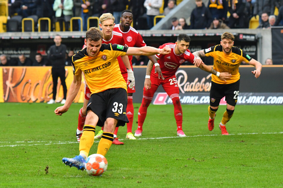 Christoph Daferner (26, v.) traf im letzten Dynamo-Heimspiel gegen Düsseldorf vom Elfmeterpunkt zum 1:0-Sieg. Das war am 21. November 2021. Jetzt spielt der Stürmer selbst für die Fortuna.