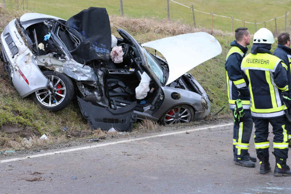 Beim Überholen: Porsche kracht in entgegenkommenden Lastwagen